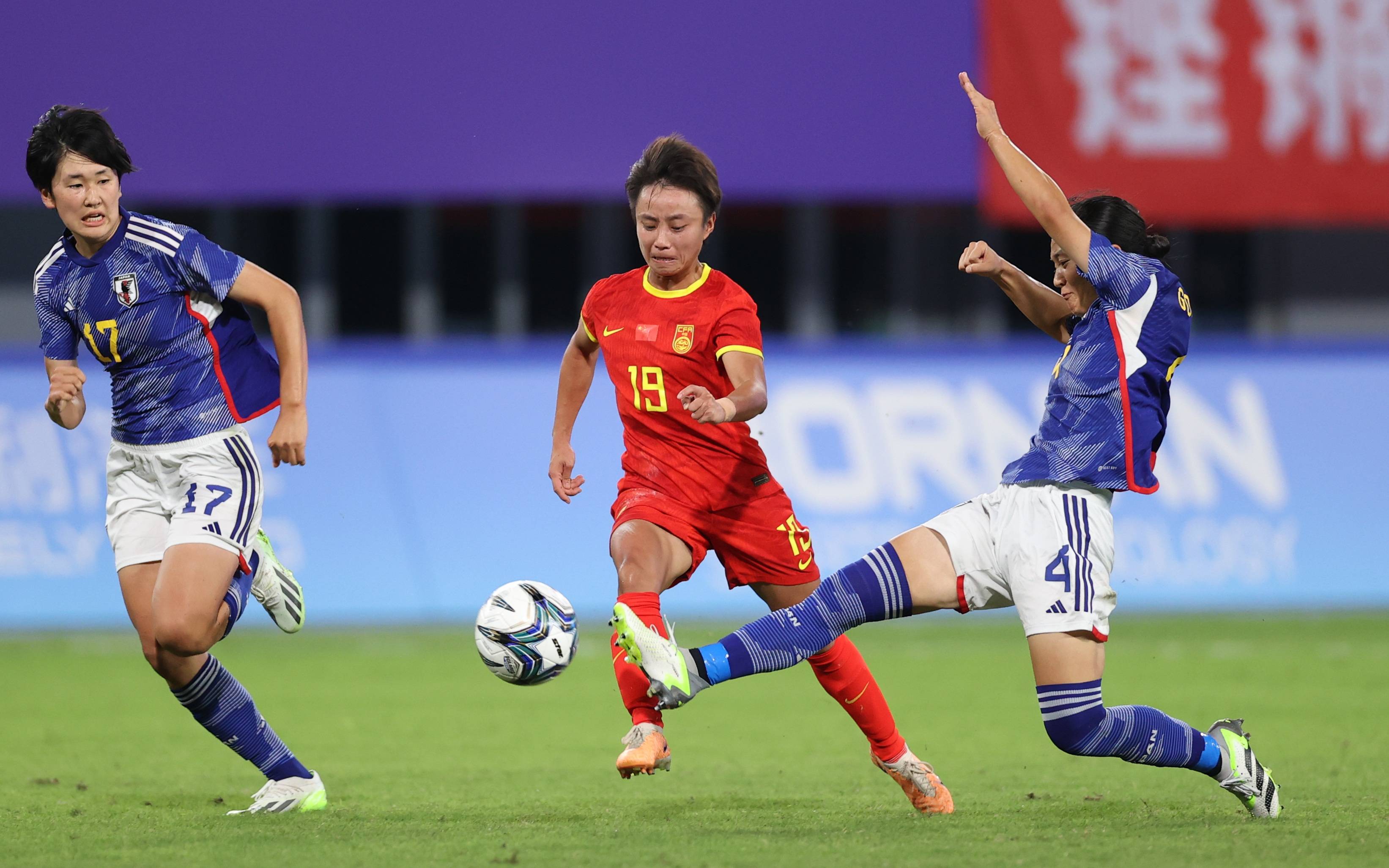 国际足球赛事中，女球员展现实力