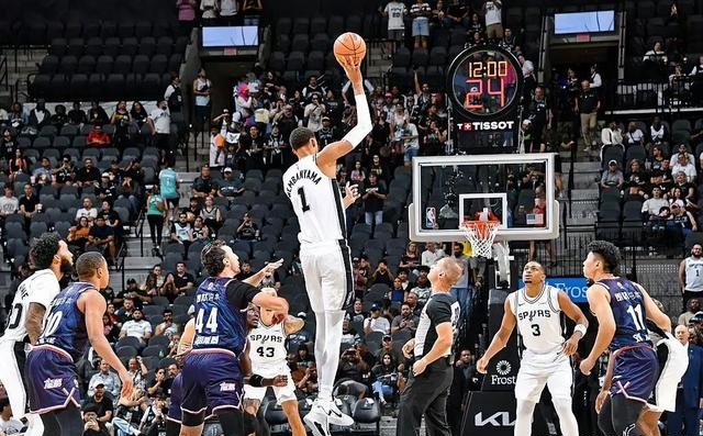 包含亚洲杯八强战对决在即！广州队演练定位球，菲尼克斯太阳密集防守应对的词条